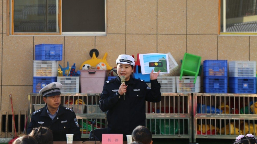 龙山县第二幼儿园举办交通安全知识专题讲座