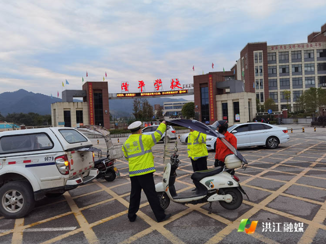 洪江市交管中心开展戴帽工程校园交通安全整治行动
