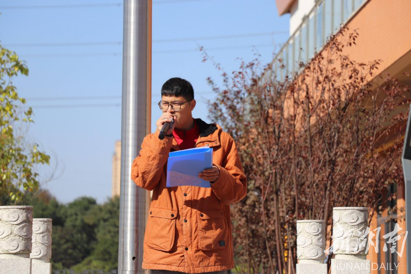 在升旗仪式上,安全专干廖若星老师在国旗下讲话时指出,希望各位同学