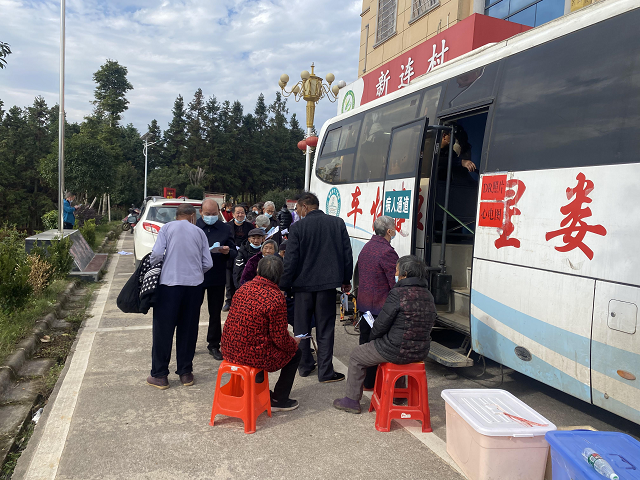 娄星区“健康快车”进村为群众免费体检