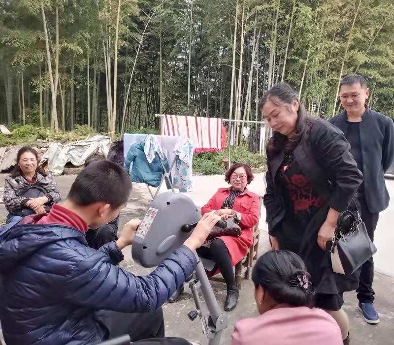 云溪区旗袍协会助力残疾青年