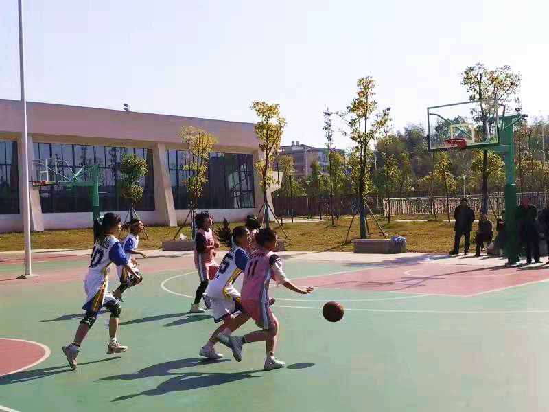 武冈市迎春亭东方红小学在全市中小学生篮球比赛中获得可喜成绩