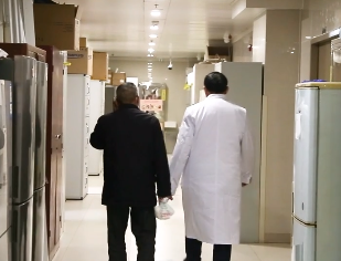 湖南首例艾滋病毒感染者生存至今，“每天都在创造一个新纪录”