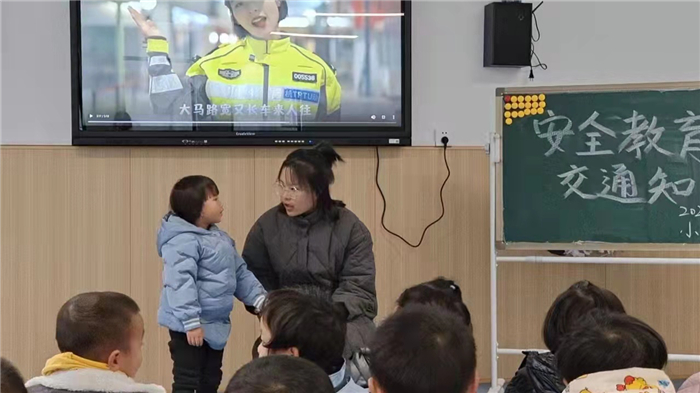 龙山县雨花幼儿园开展交通安全宣传活动