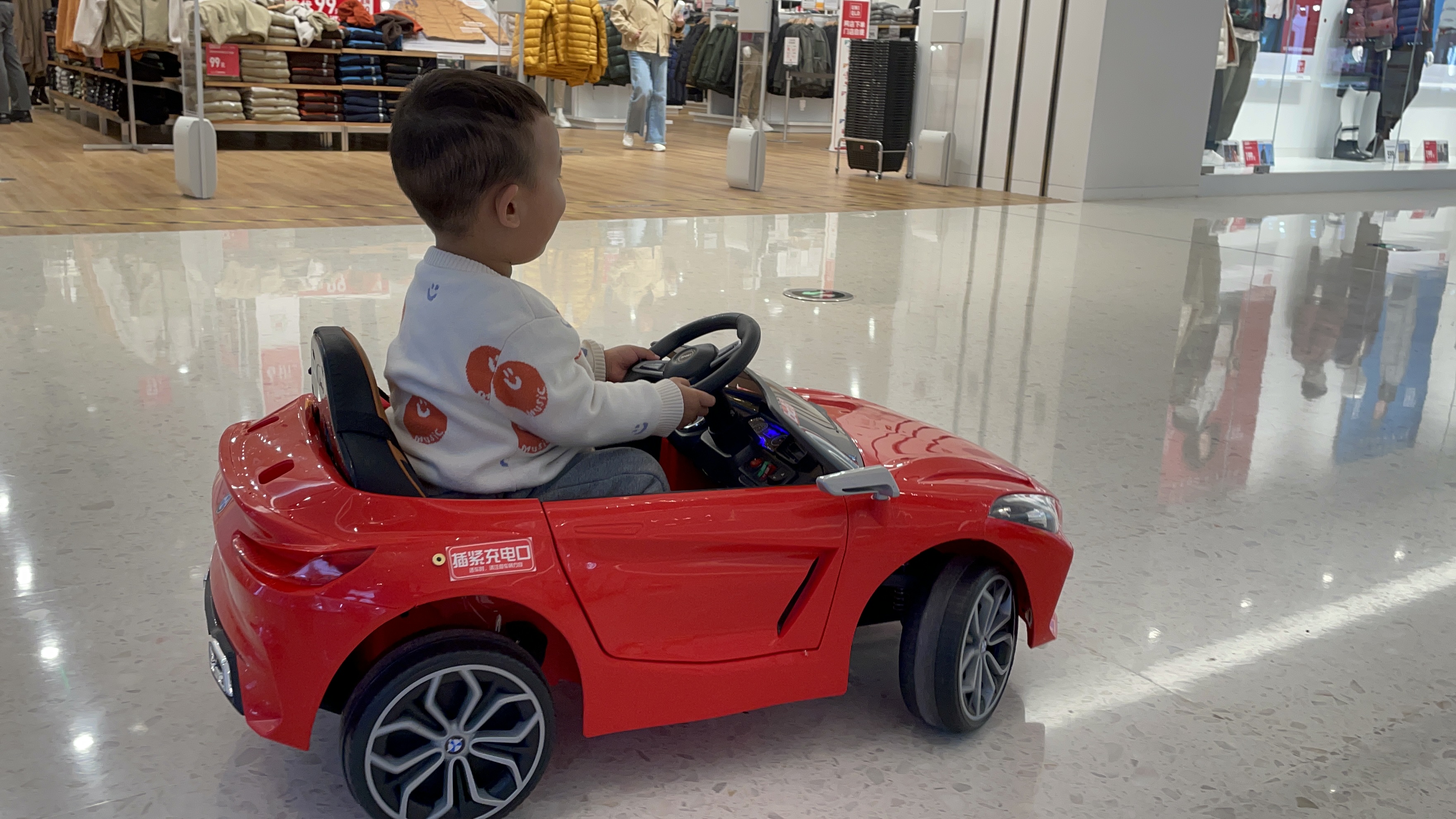 无人值守儿童电动车“开”进商场，你会让孩子尝试吗？