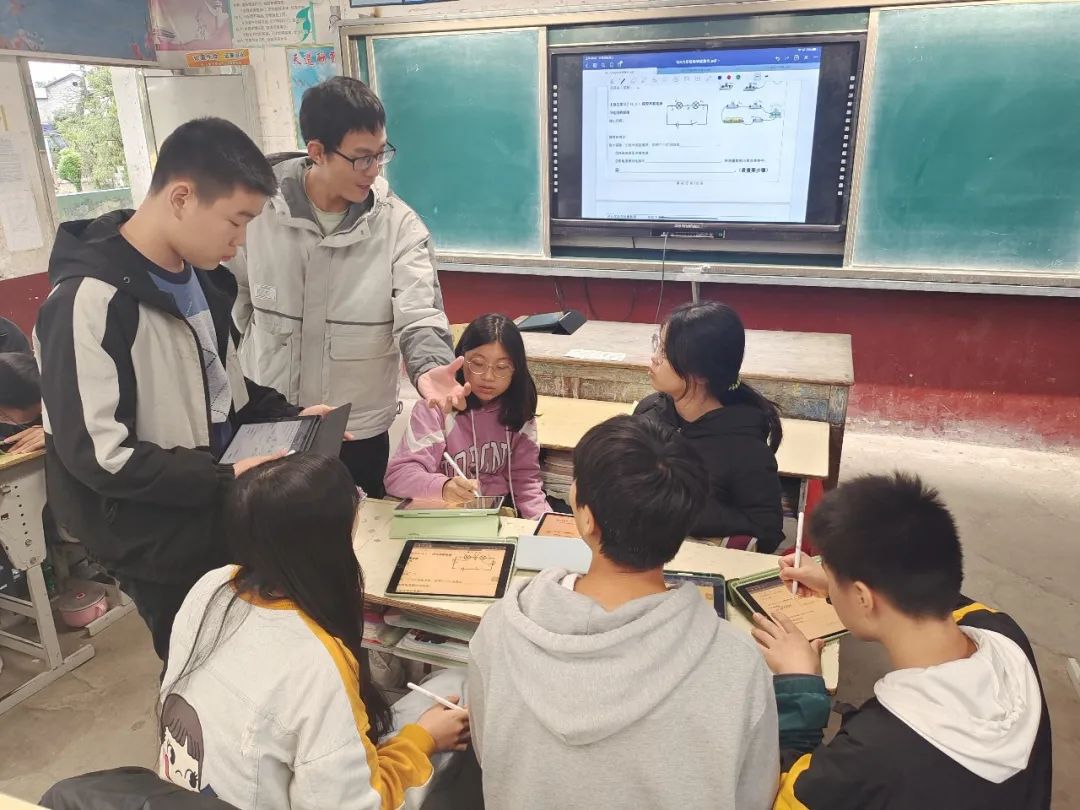 宁乡市黄材镇井冲中学教师自费12万元为学生买平板电脑