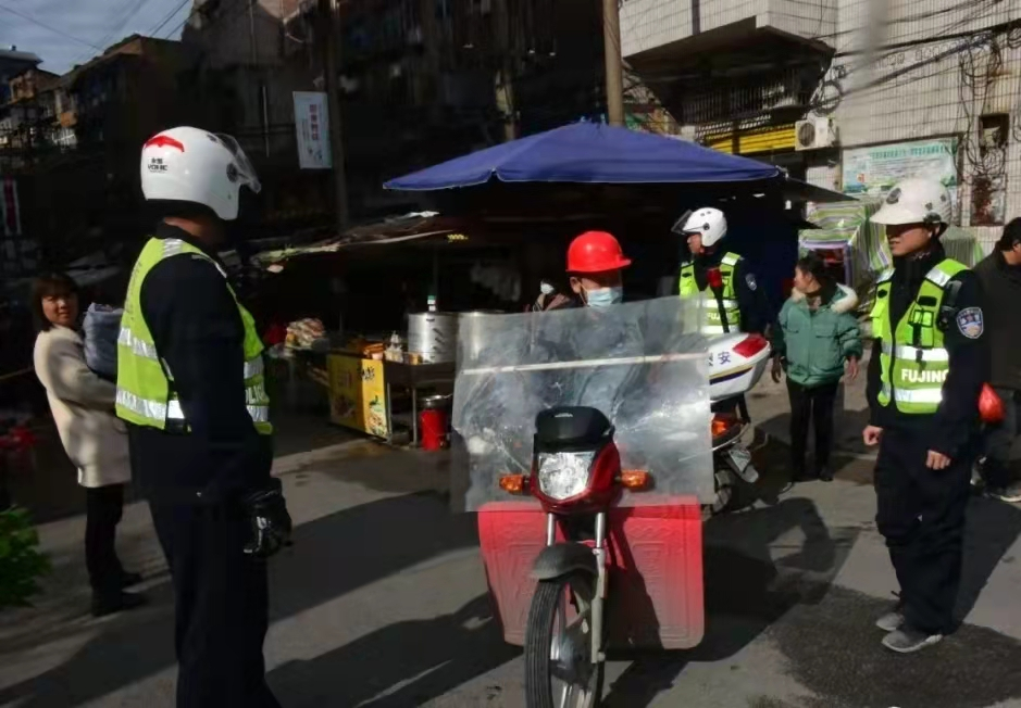 踐行文明交通  冷水江市“兩車”整治見成效