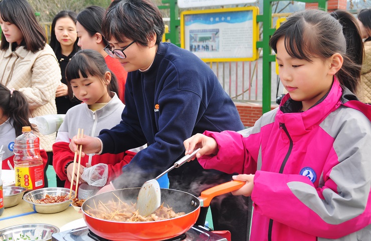麓谷小学坪山校区举行"跳蚤市场活动"