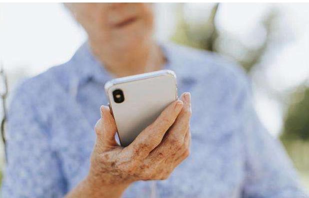 信息时代 不能让老年人掉队——手把手教老年人玩智能手机