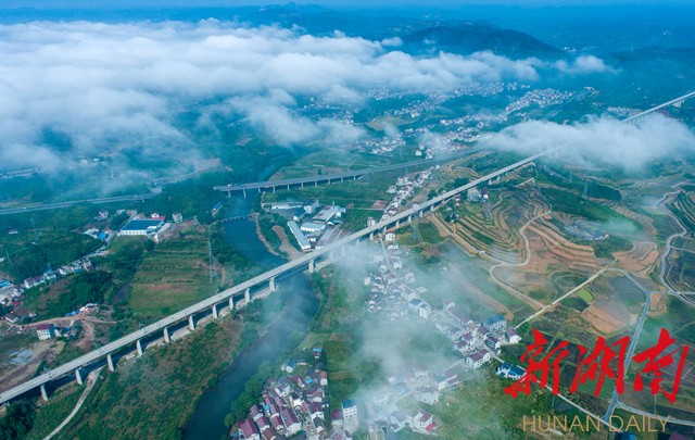 高铁高速到我家.2021年摄于岩门平原村。滕树明 摄 高铁高速到我家.2021年摄于岩门平原村。滕树明 摄