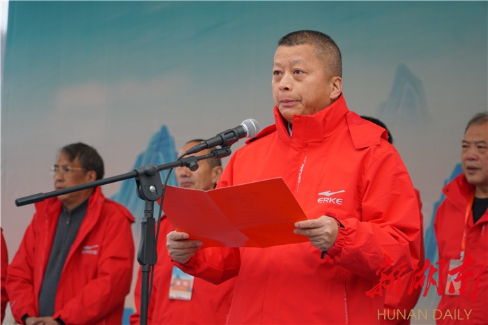 以及龙山县级领导黄勇,杨甜,贾高顺,魏福生等出席开幕