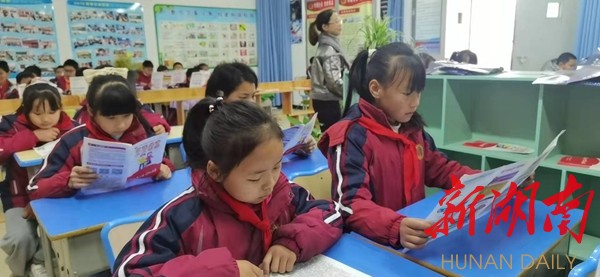 学生阅读禁毒宣传册