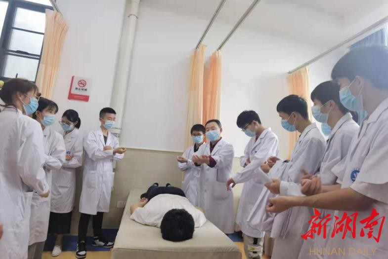  “1+1+1”人才培养模式让学生实现“早临床、多临床、反复临床”。