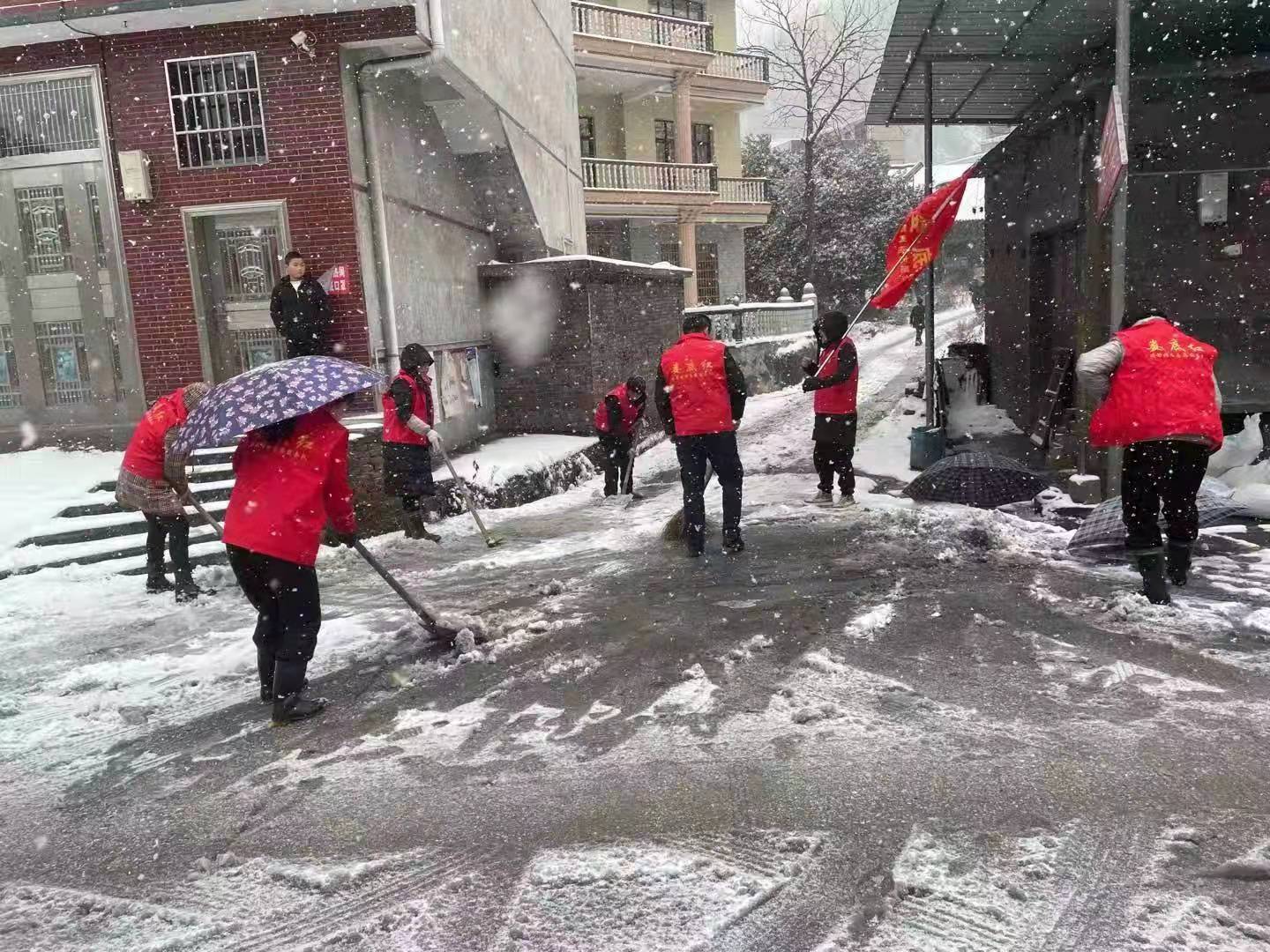 冷水江市三尖鎮(zhèn)：干群齊心迎戰(zhàn)大雪保安全暢通