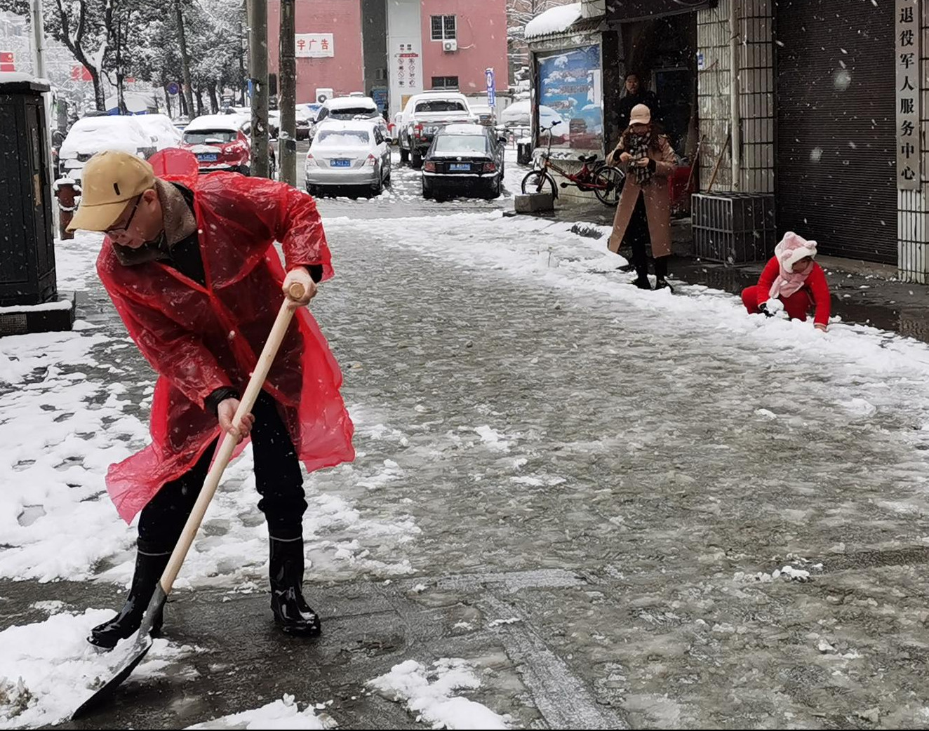 應(yīng)對(duì)鏟雪除冰 黨員干部先行