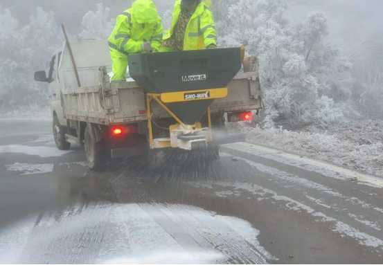 抗冰保畅丨迎雪而上的“守路人”