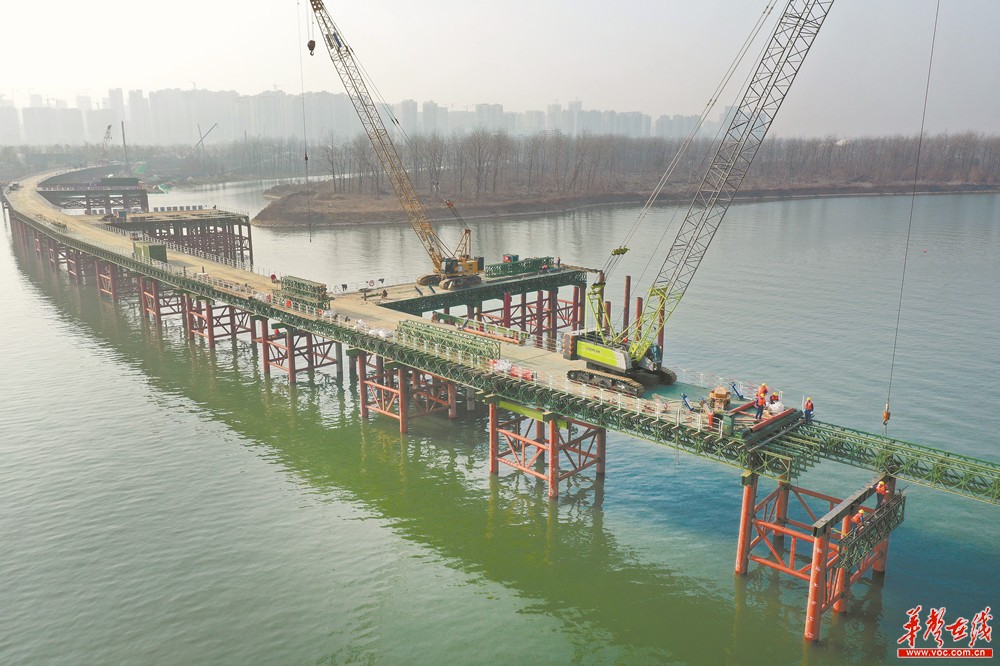 兴联路大通道过江段栈桥施工加速推进