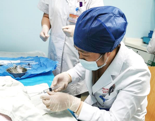 湖南执行最新版国家医保目录，“天价药”纳入医保后两位患儿接受注射