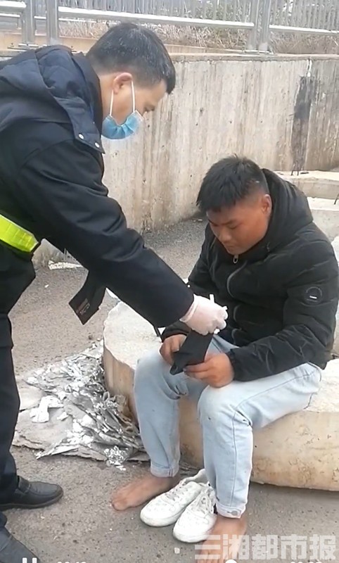 暖心赤脚男子路过收费站他们送来干净鞋袜