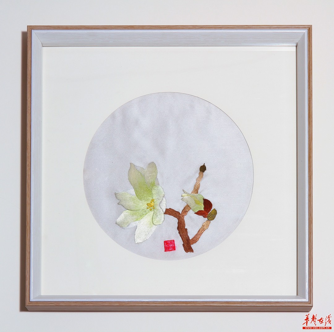 1号选手李冰雪的作品《玉兰图》,用渐变线条勾勒出的玉兰花,一朵含苞