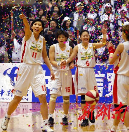 2004年，八一女篮在长沙夺得全国女子篮球甲级联赛总冠军。（资料图片）