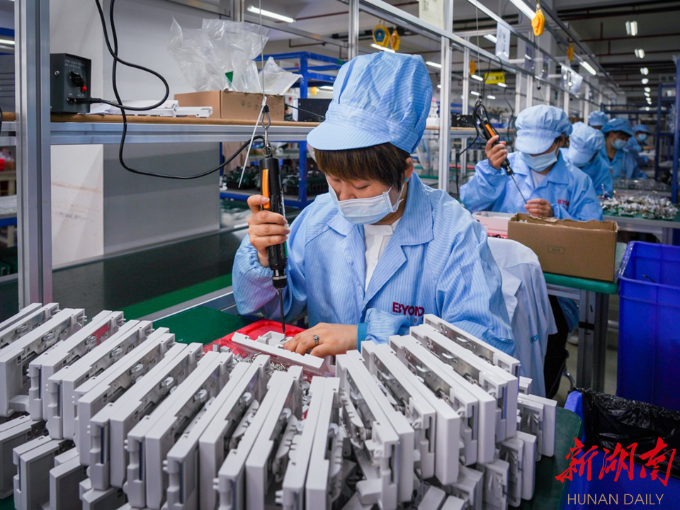 同心抗疫·积极组织员工生产抗疫物资。 同心抗疫·积极组织员工生产抗疫物资。