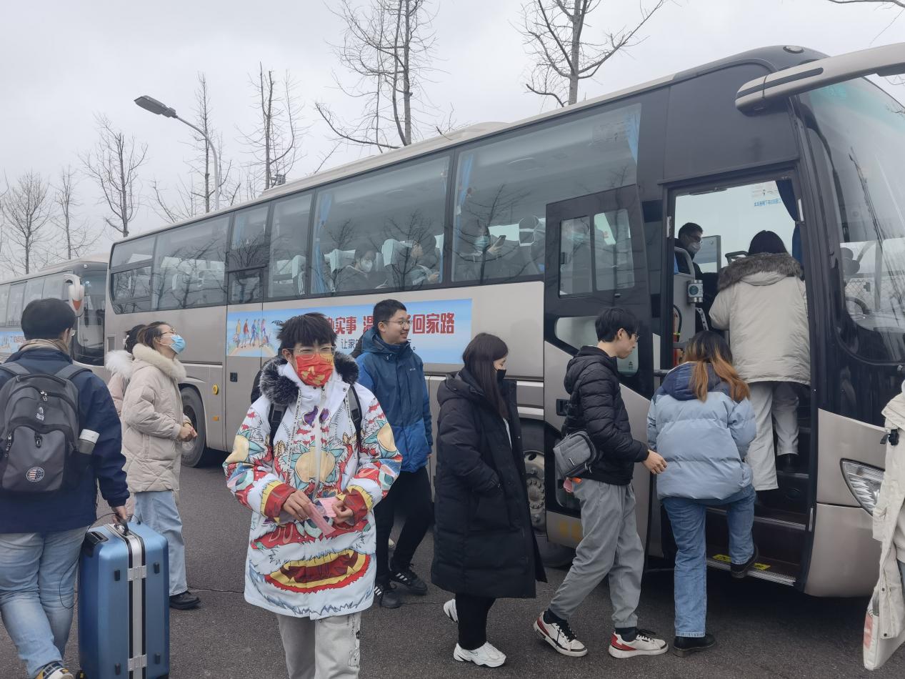 湖南共青团“暖冬行动”｜免费机场直通巴士开进大学校园，“零换乘”温暖学子回家路