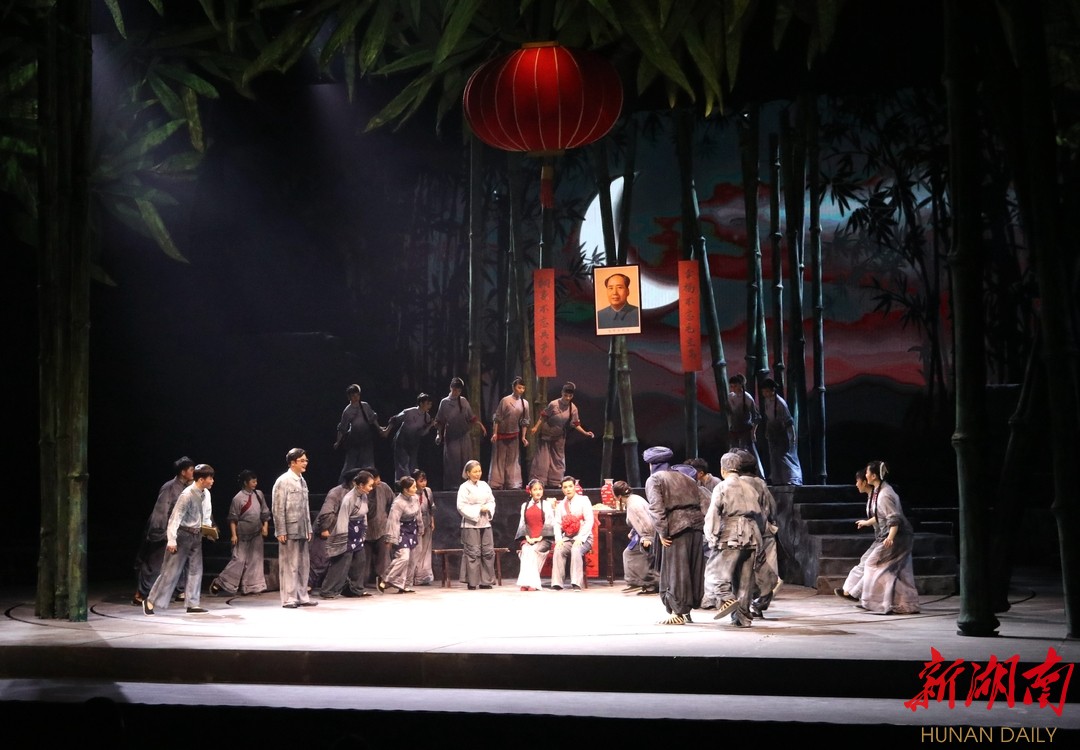  大型现代花鼓戏《山那边人家》演出现场。(益阳市文旅广体局供图)