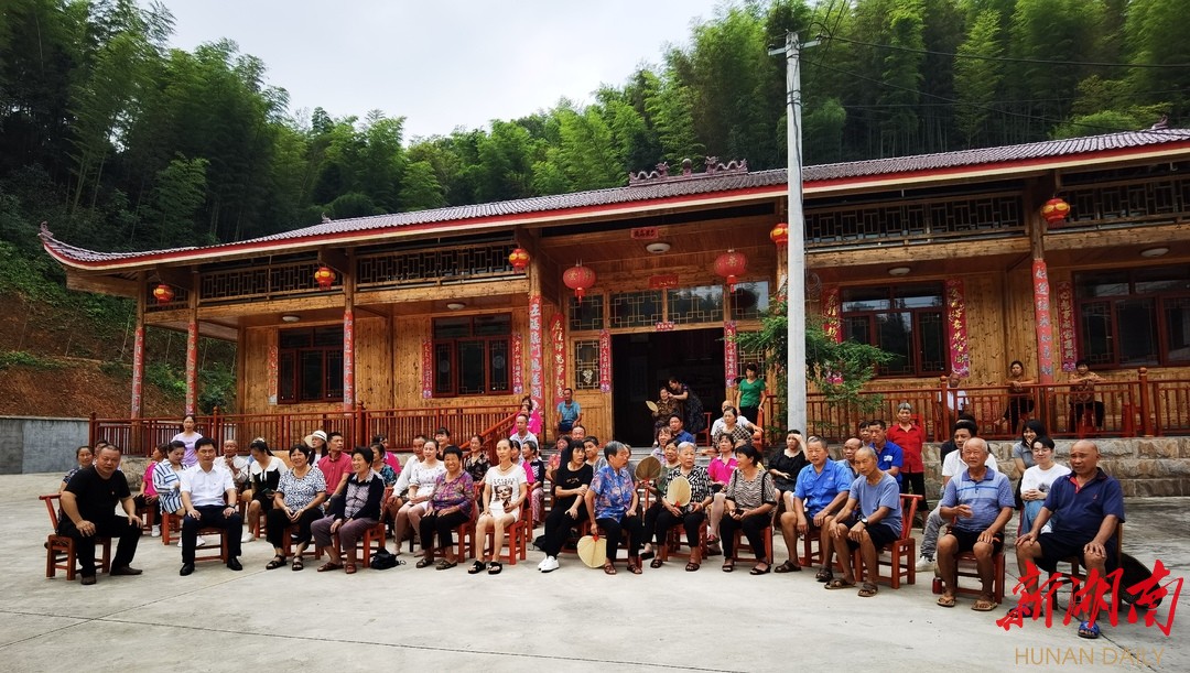  鲊埠回族乡召开村民屋场会，宣讲国家乡村振兴政策。(璩海雄 供图)