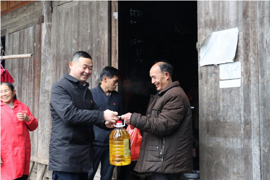 入户走访慰问现场