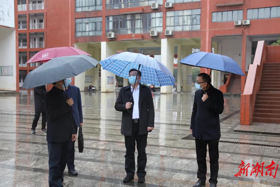 王洪灿到县思源实验学校调研教育工作