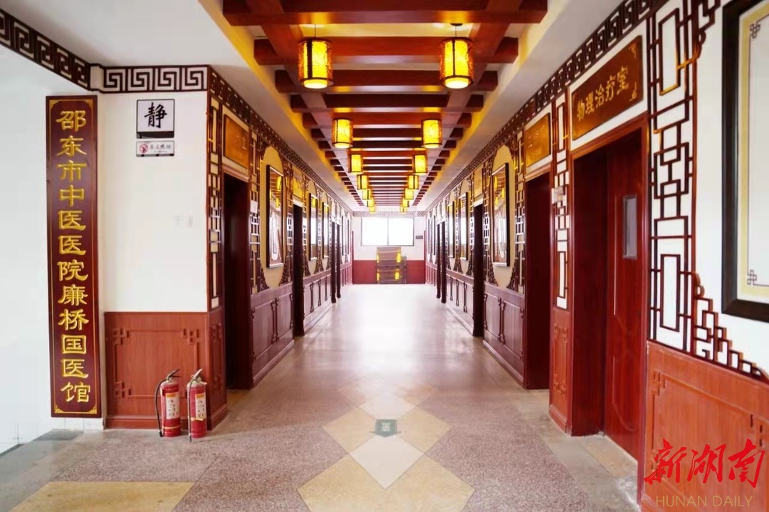 (邵东市中医医院把中医馆建到廉桥镇,方便群众就近看病治疗) (邵东市中医医院把中医馆建到廉桥镇,方便群众就近看病治疗)