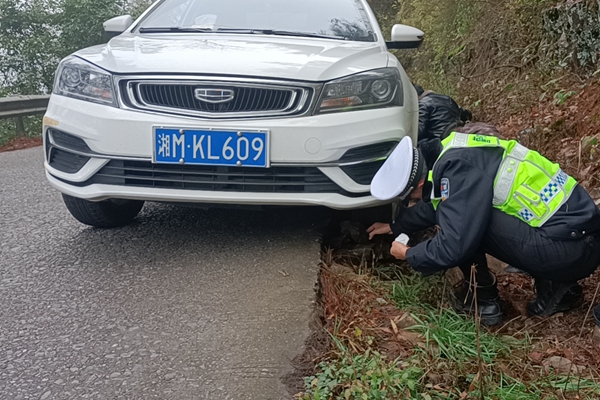 操作不当陷入泥沟，双牌交警偶遇全力助推