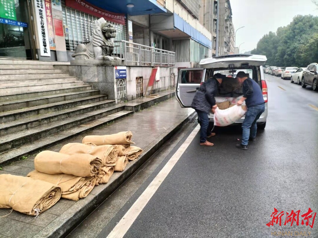 益阳市水运事务中心在采购储备应急物资。(图片由益阳市交通运输局办公室提供) 益阳市水运事务中心在采购储备应急物资。(图片由益阳市交通运输局办公室提供)
