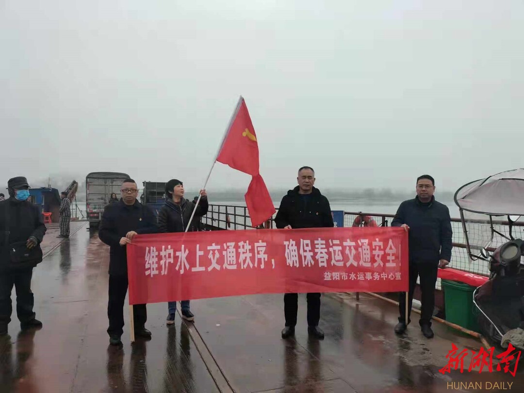 益阳市交通运输系统工作人员一线督导防范雨雪冰冻天气准备工作。 益阳市交通运输系统工作人员一线督导防范雨雪冰冻天气准备工作。