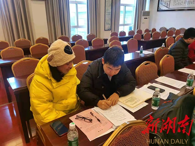 干部及家属代表现场签订并递交《“清廉家庭”承诺书》 干部及家属代表现场签订并递交《“清廉家庭”承诺书》