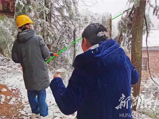 國網(wǎng)湘鄉(xiāng)市供電公司：雪天巡視 客戶送上“暖心茶”