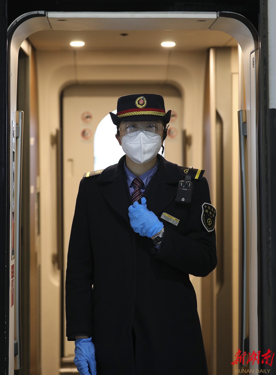 1月31日,高铁衡阳东站,永州开往上海虹桥的g1352次列车列车长在通过