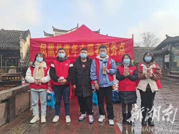 志愿者收到爱心人士赠送的爱心奶茶。 志愿者收到爱心人士赠送的爱心奶茶。