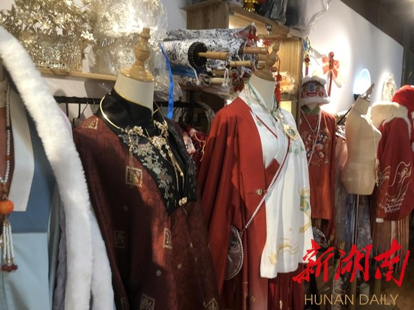 各式各样的汉服体验馆在凤凰在悄然兴起