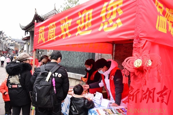 志愿者为游客提供旅游咨询服务。 志愿者为游客提供旅游咨询服务。
