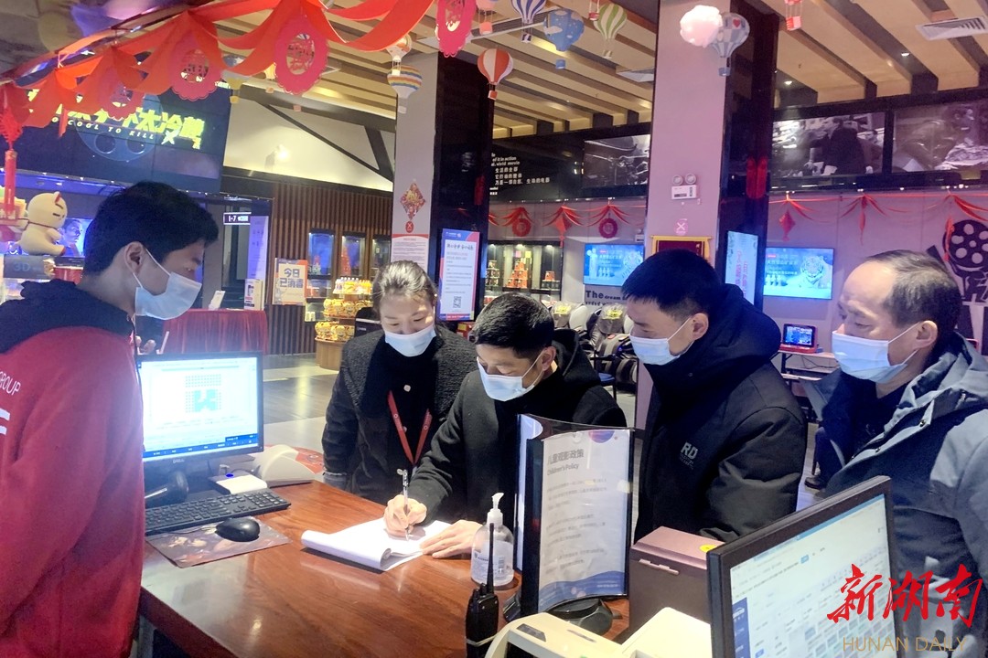 益阳市有关部门执法人员开展文旅市场执法检查。张雷 摄 益阳市有关部门执法人员开展文旅市场执法检查。张雷 摄