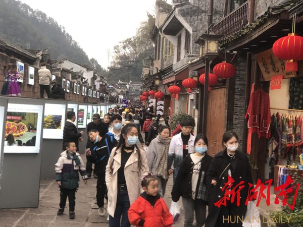凤凰古城大街小巷里人头攒动,人流如潮 凤凰古城大街小巷里人头攒动,人流如潮
