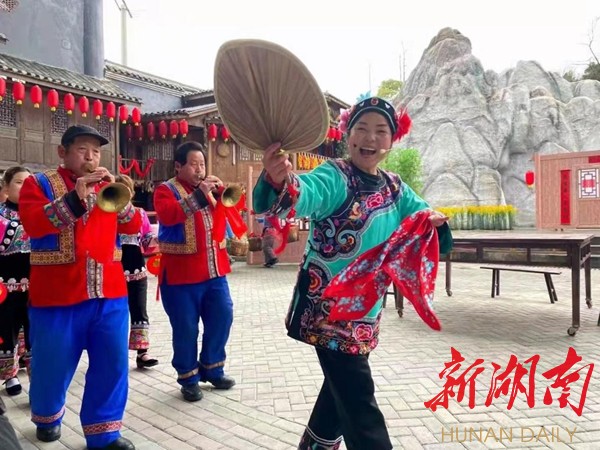 竹山苗寨湘西非遗生活剧《湘西“哭”嫁》精彩上演 竹山苗寨湘西非遗生活剧《湘西“哭”嫁》精彩上演