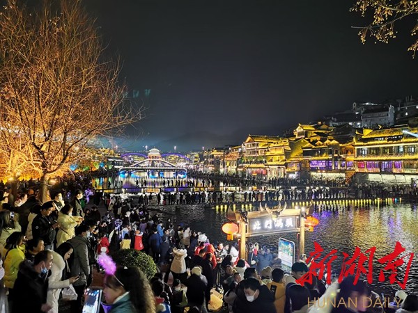 凤凰古城夜景迷人、游人如织 凤凰古城夜景迷人、游人如织