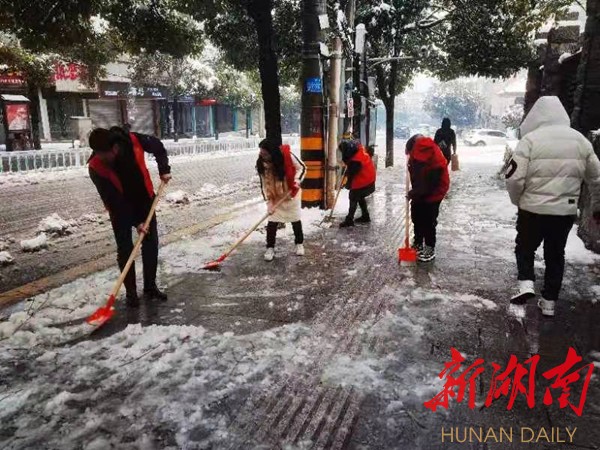除夕“不打烊” 志愿者扫雪除冰护团圆 除夕“不打烊” 志愿者扫雪除冰护团圆