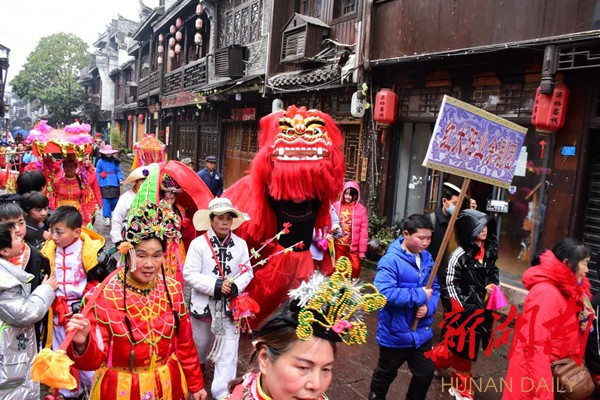 多彩民俗古城巡游 多彩民俗古城巡游
