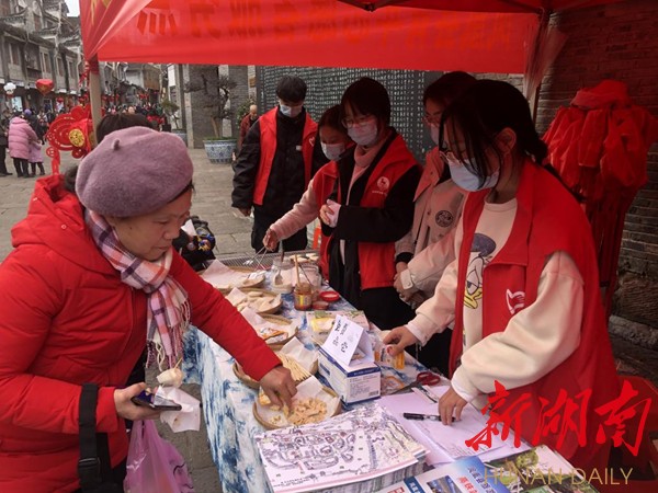 志愿者给游客们提供旅游咨询服务 志愿者给游客们提供旅游咨询服务