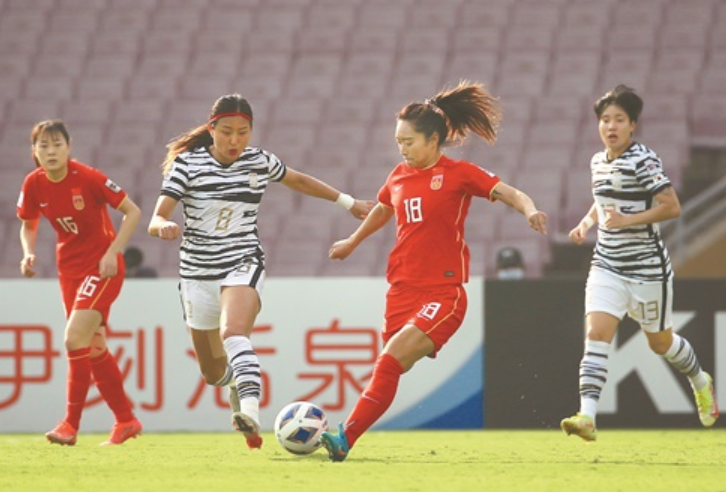 绿茵场上一佳丽 横刀立马美名扬