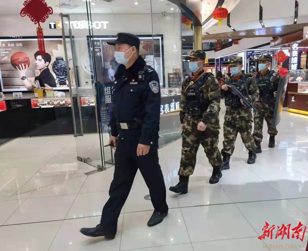 益阳市公安局赫山分局特警联合武警开展街面巡逻。秦利颖 摄